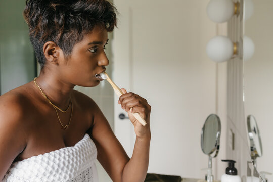 Young woman cleaning her teeth