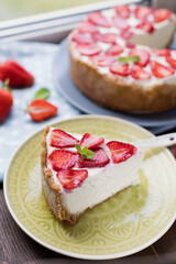 Cheesecake with fresh strawberry and mint