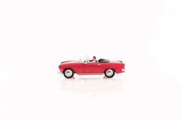 Véhicule miniature de type ancien cabriolet rouge.	