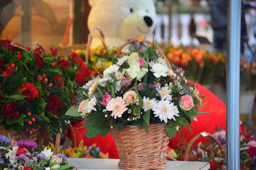 Bukiet pięknych kwiatów różnokolorowych na straganie we Wrocławiu na rynku.
