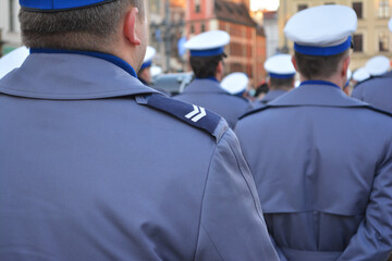 Policjant starszy sierżant w białej czapce.  - obrazy, fototapety, plakaty