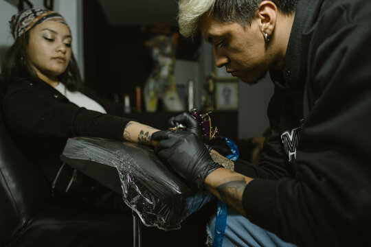 Professional Latin Tattooer Makes A Tattoo
