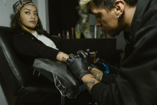 Professional Latin Tattooer Makes A Tattoo