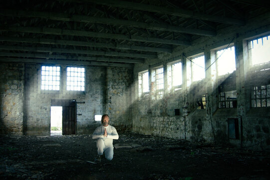 Yogigebet am Lost place