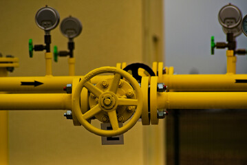 Przesył gazu ziemnego ( metan ) , żółte rury , łączenia , zawory , śruby nakrętki - przepompownia rozdzielnia .