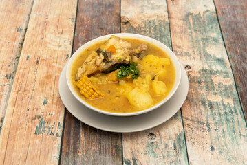 Chicken broth It is served with pieces of meat or with grains of rice or barley, pasta, carrot, yellow potato, celery, onion, It is considered a home remedy against stiffness and colds and rhinitis.