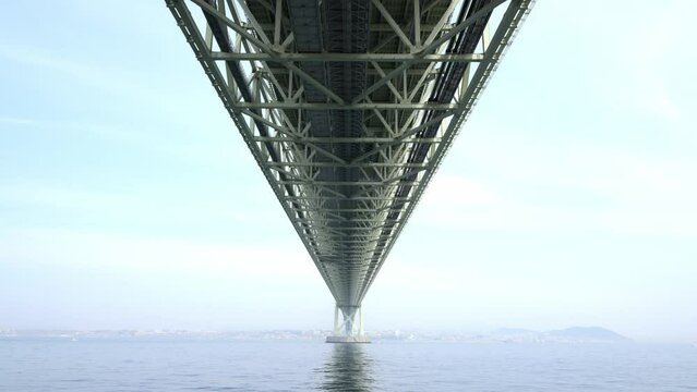 明石海峡大橋を下から見上げる