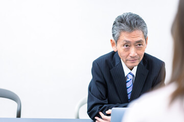 女性社員と面談をする上司