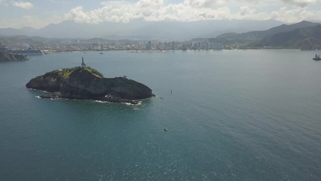 Vista a&eacute;rea de las playas en Latinoam&eacute;rica - Vista a&eacute;rea de la bahia en Santa Marta, Colombia, Vista a&eacute;rea del faro