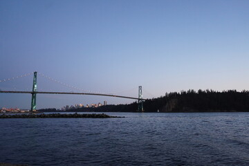ライオンズゲートブリッジ　　アンブルサイドビーチ　夕焼け　夕陽　眺め　風景　観光　旅行　散歩　バンクーバー　海辺