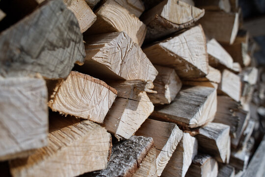 Holzscheitel Lager und Brennholz f&uuml;r den Holzofen
