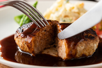 濃厚デミグラスソースのハンバーグステーキ