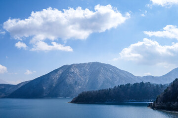 Obraz premium 山梨県の本栖湖と富士山