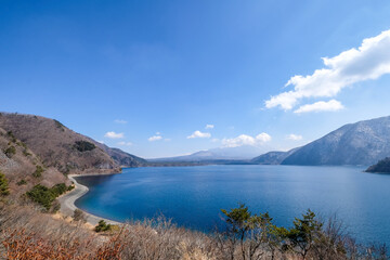 Fototapeta premium 山梨県の本栖湖と富士山