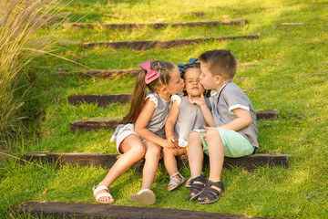 Niños felices amigos hermanos divertidos cariñosos amorosos dándose un beso cariño demostrando...