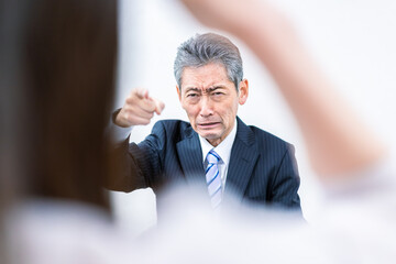 女性社員にパワハラをする上司