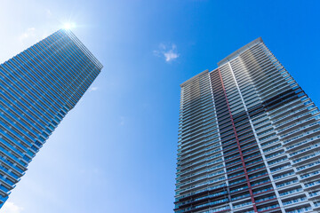 Obraz na płótnie Canvas Landscape photograph looking up at a high-rise apartment_c_06
