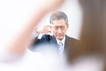 女性社員にパワハラをする上司