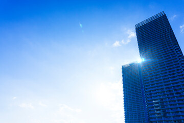 Obraz na płótnie Canvas Landscape photograph looking up at a high-rise apartment_c_07