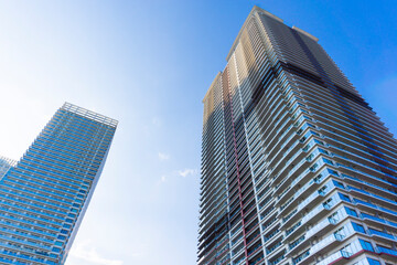 Obraz na płótnie Canvas Landscape photograph looking up at a high-rise apartment_c_09