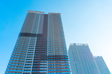 Obraz na płótnie Canvas Landscape photograph looking up at a high-rise apartment_c_20