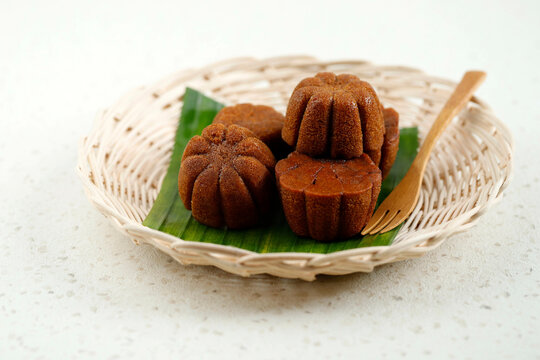 olu Sakura Steamed Caramel Cake