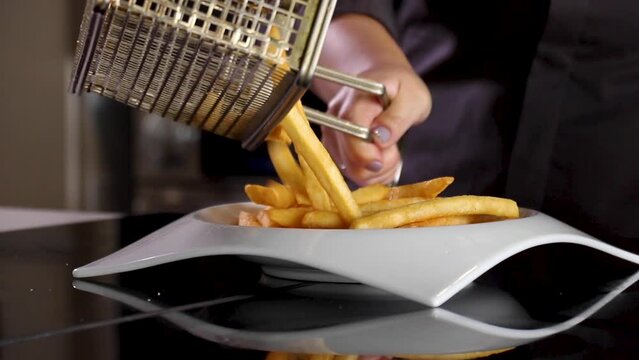 Papas fritas servidas en plato