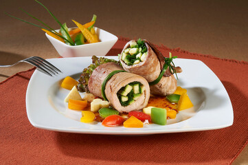 Platillo de Sábana de carne de cerdo cerdo en rollos con verduras