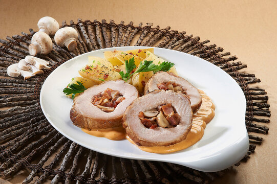 Platillo de Lomo mechado de carne de cerdo con nueces Champ