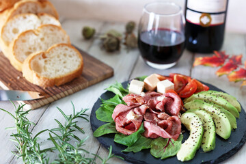 ローストビーフとアボガドのオードブルおつまみと赤ワイン