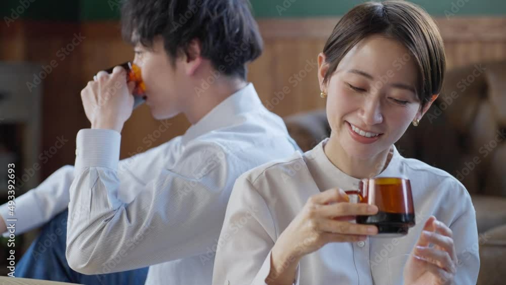 Poster スローモーション　コーヒーを飲みながら笑顔で話す夫婦・カップル