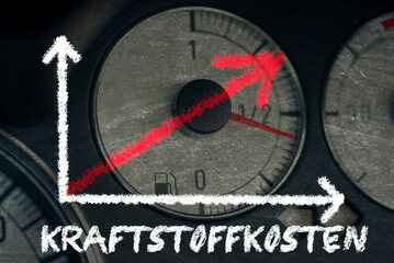 Tankanzeige im Auto und steigende Preise für den Kraftstoff