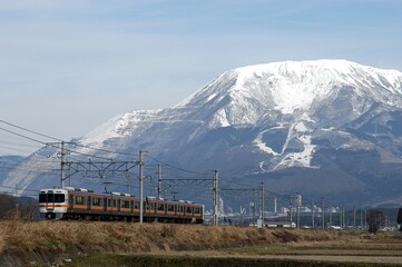 Train running against the background of Mt. IBUKIYAMA