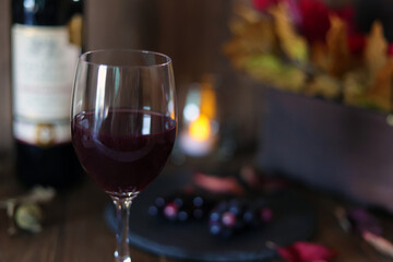 ロウソクを灯して落ち着いた雰囲気の中でワインで晩酌