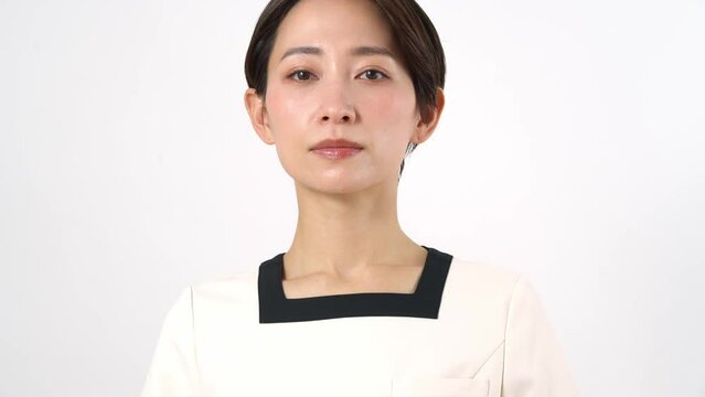 目を開ける日本人女性