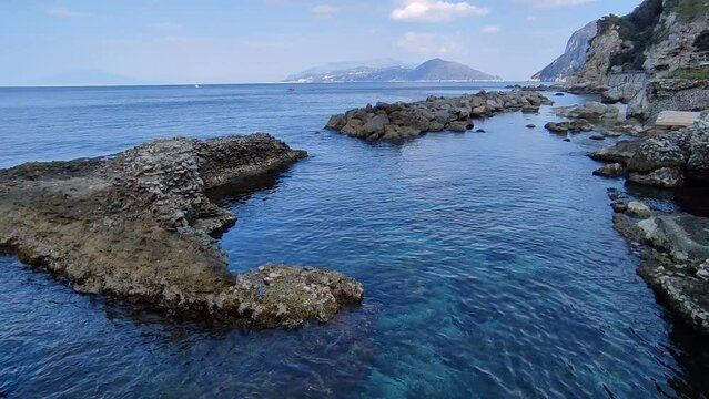 Capri - Panoramica dei Bagni di Tiberio dal pontile
