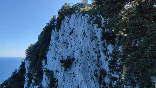 Capri - Panoramica verticale della rupe di Villa Jovis