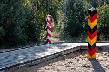 Deutsch Polnische Grenzpfähle am Strand in Usedom - obrazy, fototapety, plakaty
