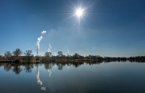 Die Schornsteine des Vattenfall Heizkraftwerk an der Havel in Spandau