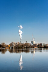 Die Schornsteine des Vattenfall Heizkraftwerk an der Havel in Spandau