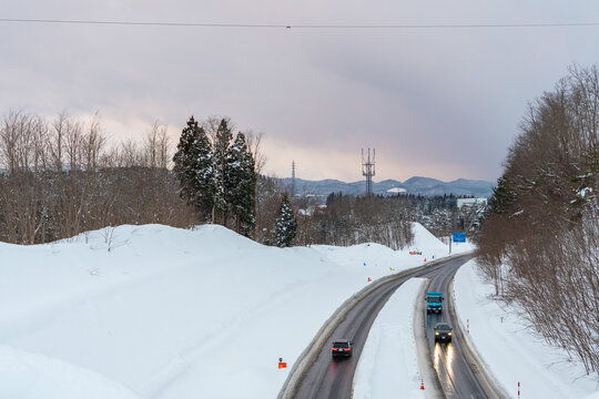 冬、雪の幹線道路
