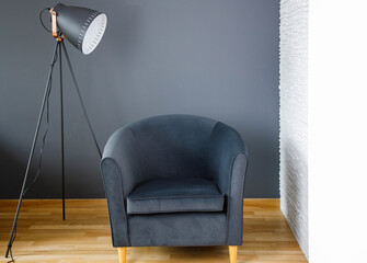 Pusty fotel, szara ściana, lampa stojąca, drewniany parkiet - wnętrze do wypełnienia dla grafika