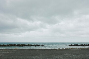 テトラポッドがある砂浜と水平線