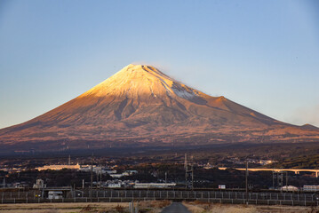 新幹線と夕焼けに染まる富士山