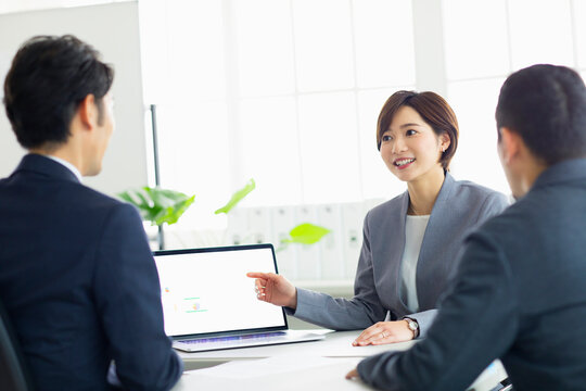 複数でミーティングをする女性