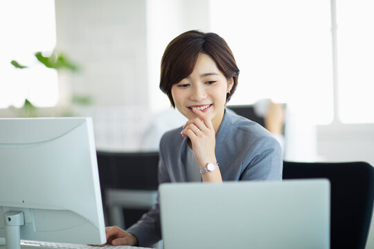 デスクで仕事をする女性