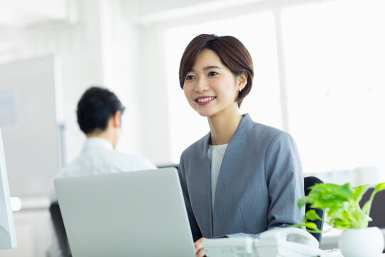 デスクで仕事をする女性