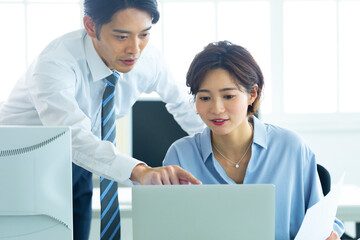 仕事を教えてもらっている女性