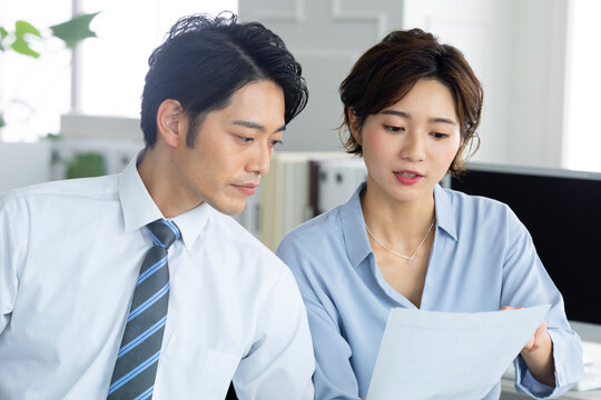 資料を確認する男女