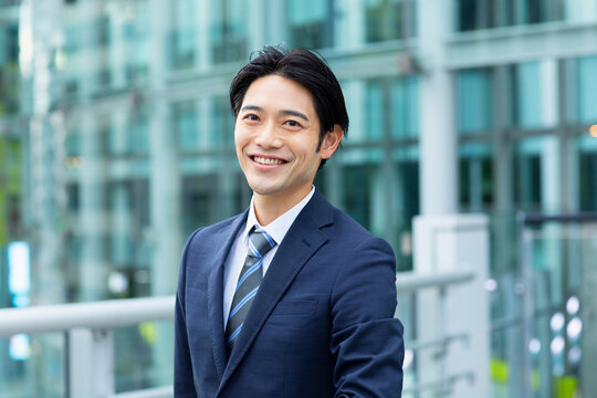 ビジネススーツの笑顔の男性